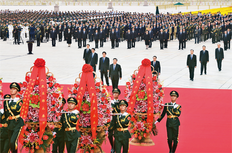 2021年9月30日上午，黨和國家領(lǐng)導(dǎo)人習(xí)近平、李克強(qiáng)、栗戰(zhàn)書、汪洋、王滬寧、趙樂際、韓正、王岐山等來到北京天安門廣場(chǎng)，出席烈士紀(jì)念日向人民英雄敬獻(xiàn)花籃儀式。 新華社記者 張領(lǐng)/攝