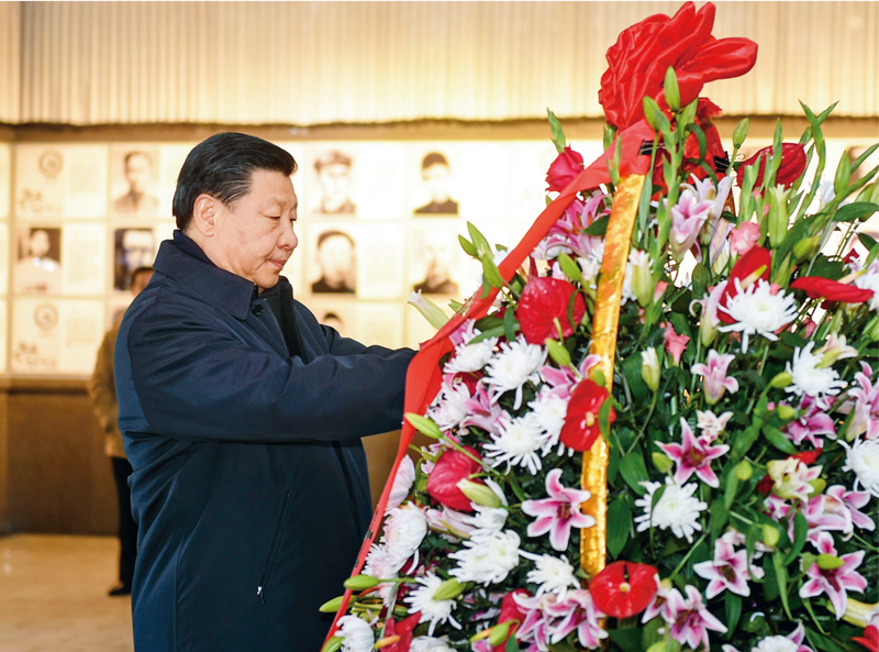 2016年2月1日至3日，中共中央總書記、國家主席、中央軍委主席習(xí)近平來到江西，看望慰問廣大干部群眾和駐贛部隊(duì)。這是2月2日，習(xí)近平在井岡山革命烈士陵園向革命烈士敬獻(xiàn)花籃。 新華社記者 謝環(huán)馳/攝