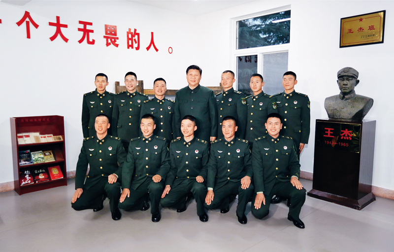 2017年12月13日，中共中央總書記、國家主席、中央軍委主席習(xí)近平到第71集團(tuán)軍視察。這是習(xí)近平同“王杰班”戰(zhàn)士合影。 新華社記者 李剛/攝