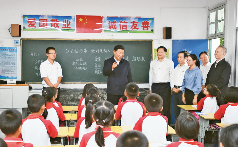 2020年9月16日至18日，中共中央總書記、國家主席、中央軍委主席習(xí)近平在湖南考察。這是16日下午，習(xí)近平在郴州市汝城縣文明瑤族鄉(xiāng)第一片小學(xué)，同正在上思政課的同學(xué)們親切交流。 新華社記者 謝環(huán)馳/攝