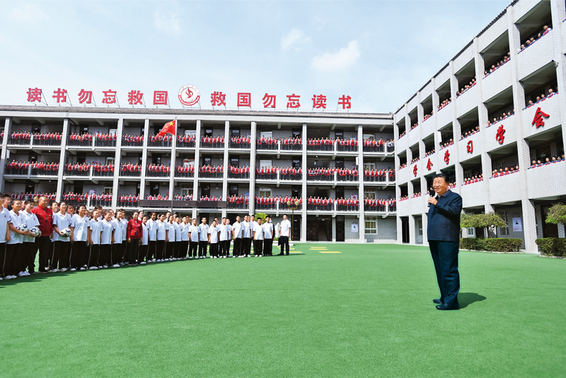 2021年9月13日至14日，中共中央總書記、國家主席、中央軍委主席習(xí)近平在陜西省榆林市考察。這是14日上午，習(xí)近平在綏德實(shí)驗(yàn)中學(xué)考察時(shí)，同師生親切交流。 新華社記者 謝環(huán)馳/攝